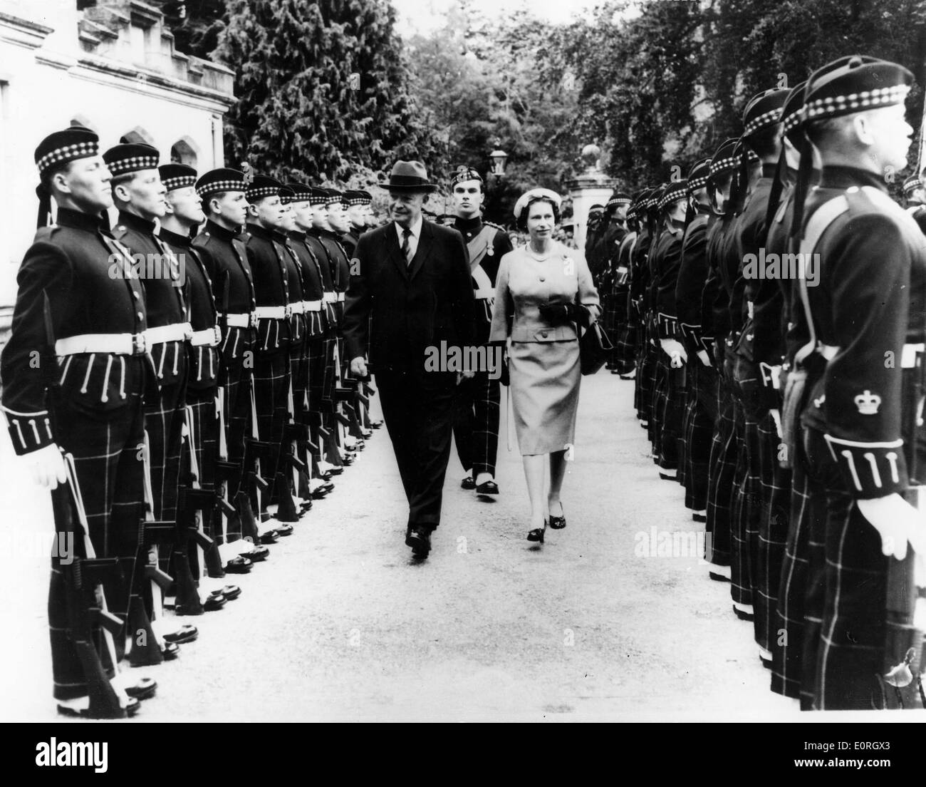 Präsident Eisenhower und Queen Elizabeth II zu überprüfen Stockfoto