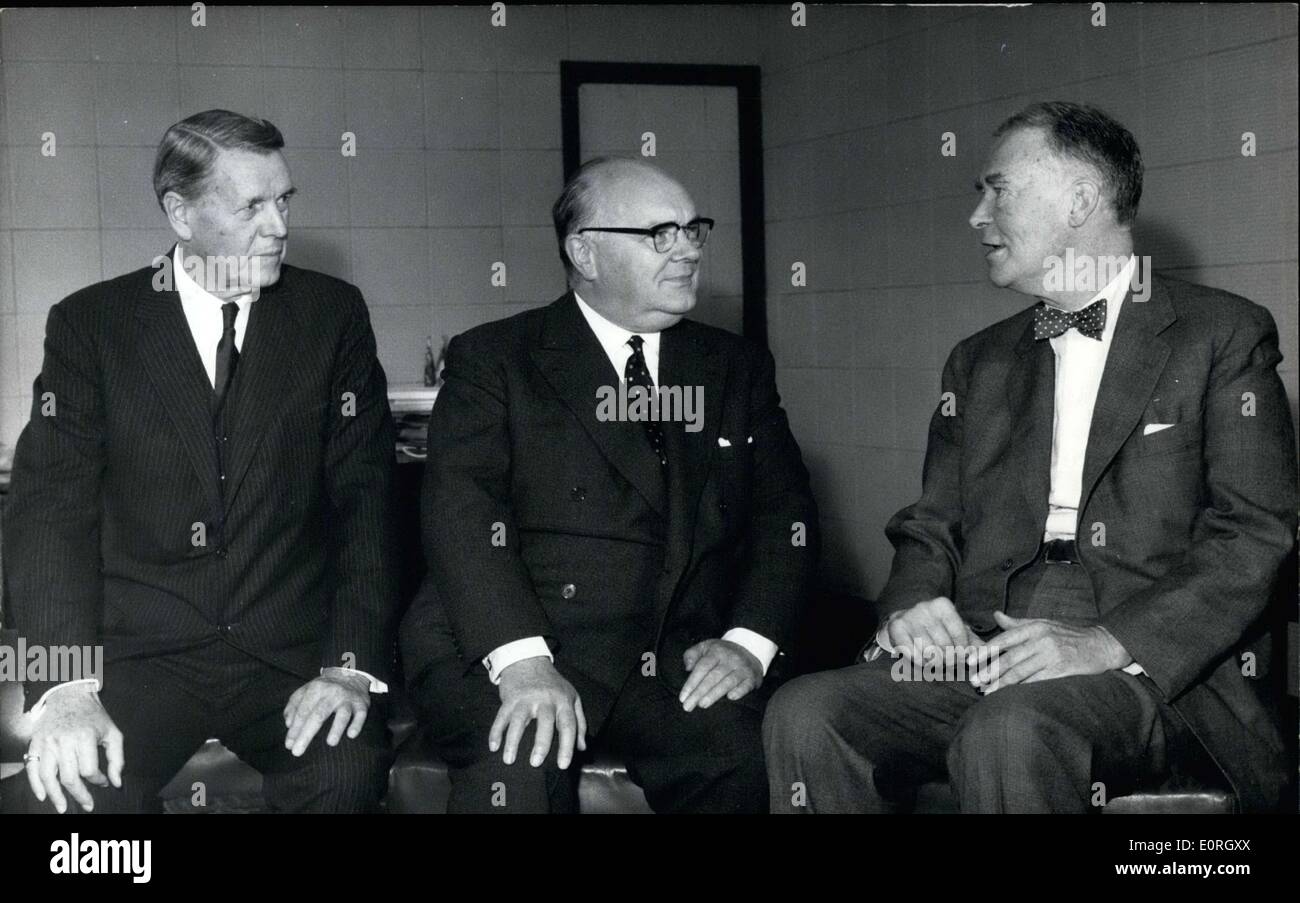 Sep 04, 1959 - Christin Herter besucht NATO: Foto zeigt US State Secretary Christian Herter (right0 mit Paul-Henri Spaak, NATO Generalsekretär (Mitte) und Randolph Burgess, US-ständige Delegierte bei der NATO heute Morgen fotografiert. Stockfoto