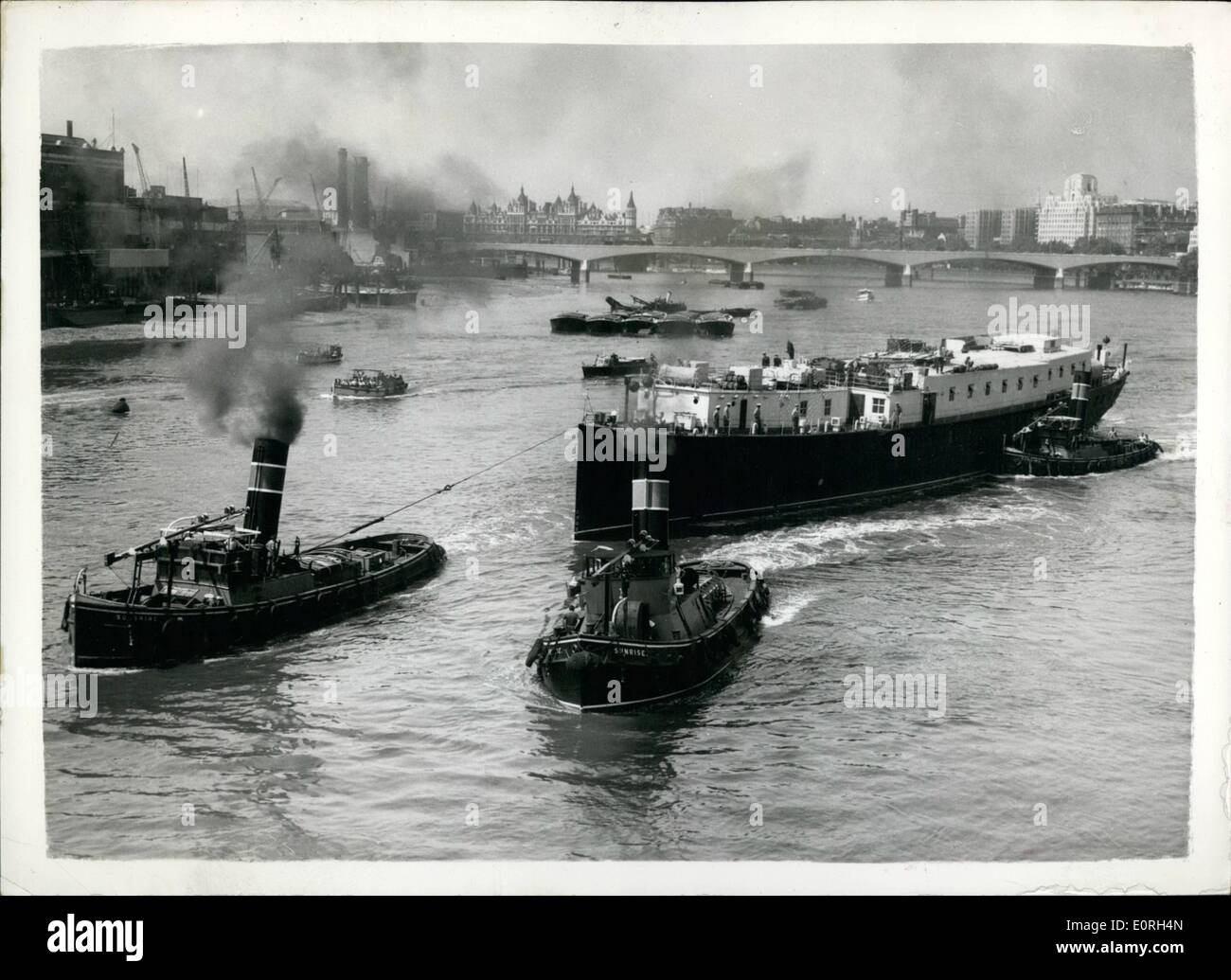 7. Juli 1959 - HMS President geht für eine Renovierung. Berühmten Londoner Wahrzeichen geht für Überholung.: Die berühmte Victoria Embankment Landmarj HMS President - ließ sie festmachen Vormittag für Chatman wo sie schwimmende Sitz des London Division Royal Navy Reserve ist. Ihr Mast ist abgebaut und auf ihr Deck - liegt, so dass sie unter Biackfraars Brücke passieren kann. Foto zeigt HMS President durch Schlepper - zu Beginn ihrer Reise zu Chatman heute Morgen von ihrem Liegeplatz geschleppt Stockfoto