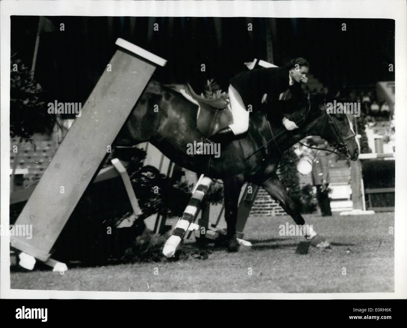 20. Juli 1959 - 20.07.59 International Horse Show im White City. Pat Smythe kommt fast zum zweiten Mal ein Abschneider. Großbritanniens Top Reiterin Pat Smythe war heute ins Krankenhaus gebracht, nachdem er beim konkurrieren in London Trial Stakes in International Horse Show im White City geworfen. Sie kehrte zurück, um mit der Konkurrenz später und fast weitermachen eine Stanze auf Grand Manan in den Spinnrocken Einsätzen kam. Keystone Fotoshows: Pat Smythe fast Grand Manan kommt aber gelingt, ihren Sitz zu behalten, wenn er während der Spinnrocken Stakes Thisafternoon ins Stocken geraten. Stockfoto