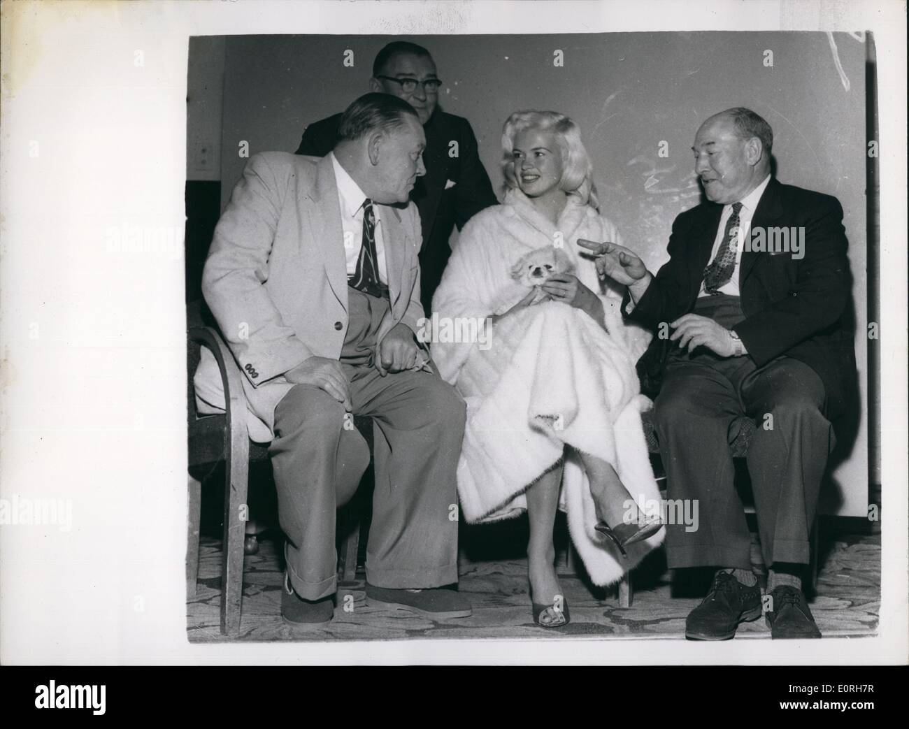 Sept. 09, 1959 - Jayne Mansfield in Blackpool: Hollywood Filmstar, Jayne Mansfield, wechselte gestern auf den Welt-berühmten Illuminationen in Blackpool. Sie traf auch Gewerkschaftsführer, die Blackpool für die Händler Kongress der Union sind. Foto zeigt Jayne Mansfield in Blackpool gestern mit der Kesselschmiede Führer, Ted Hill (links) und Präsident des Ingenieurs, w.j. Carron abgebildet. Hinter ist Morgan Phillips, Sekretär der Sozialistischen Partei. Stockfoto