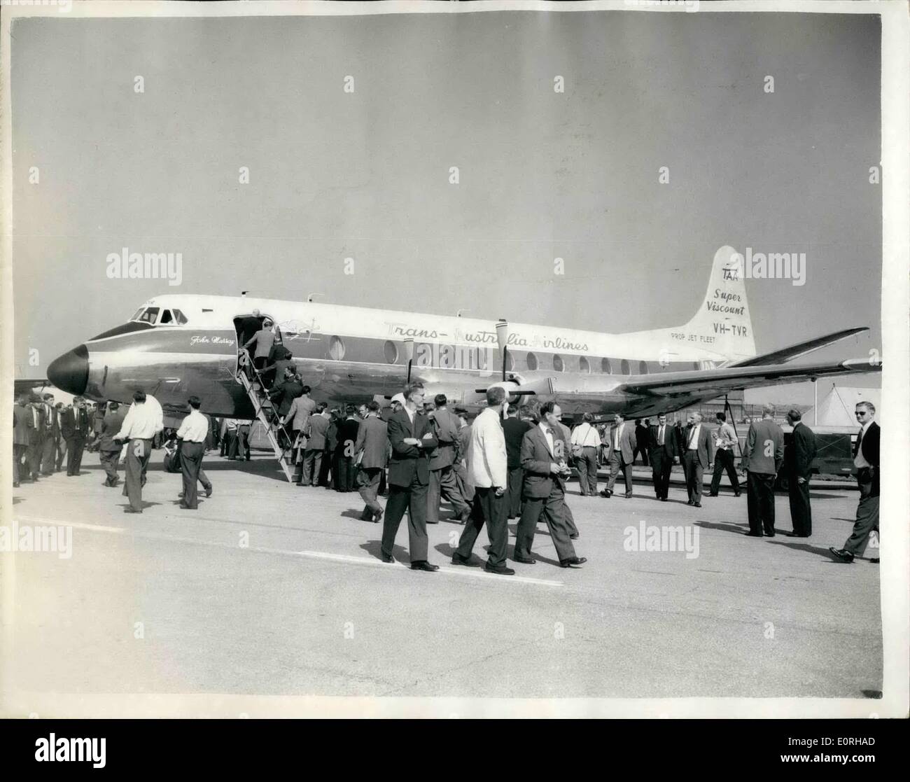 Sept. 09, 1959 - Presse-Preview von der Farnborough Air Display Anzeige der Vikers Viscount 816: eine Presse Privies fand heute Morgen die Fernborough Luft-Display, das eine Zukunft zu öffnen: Foto zeigt die Szene als Besucher Warteschlange anzeigen der neuen super Vickers Viscount 816 ausgestattet mit vier Royce Turbomotoren Welle rollt, es ist die Version 52/56 Betrüger und konzipiert für den Einsatz mit Trans Australia Airlines auf der Messe heute. Stockfoto