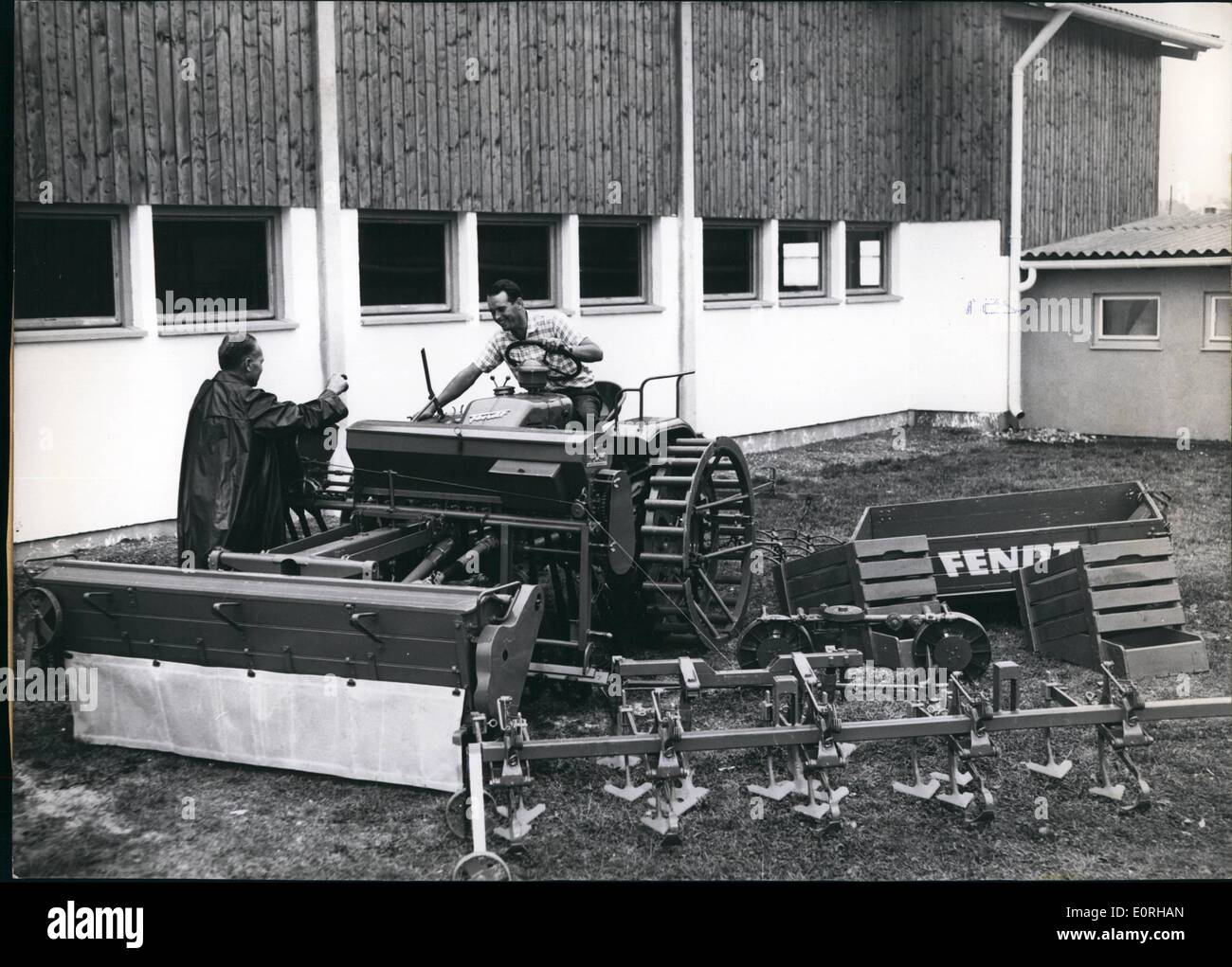 Sept. 09, 1959 - ein Automat für die Landwirtschaft, ausgestellt auf der zentralen Landwirtschaft Messe einen Bauernhof - mitten im Herzen von München! -wurde für die zentralen Landwirtschaft-Messe aufgebaut. Es ist mit allen Werkzeugen und Maschinen, die einen modernen Bauernhof eingerichtet. Eines der Dinge ausgestellt ist ein Werkzeug Träger, mit deren Hilfe ein Mann alle Arten von Arbeiten in einem Formular mehr als 20 verschiedenen landwirtschaftlichen Werkzeuge tun kann, kann auf diesem Träger aufgestellt werden, und es ist zum Beispiel völlig ausreichend für voll Motorisierung einen Bauernhof der etwa 40 Hektar groß ist Stockfoto