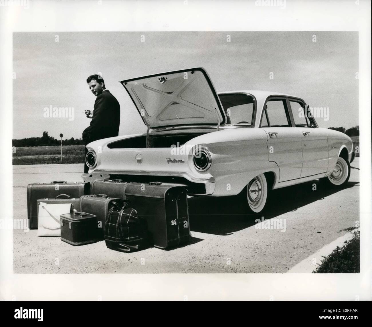 Sept. 09, 1959 - The Ford Falcon, obwohl es zwei Fuß kürzer und drei Viertel der eine Tonne leichter als der 1959 Ford, wurde für sechs Passagierkomfort Angleichung der Ständer sind Modelle. Der Kofferraum hat 24 1/2 Kubikfuß Platz--20 Prozent mehr als der Durchschnitt für die beliebteste Importe-- und ist leicht zugänglich durch eine große, ausgewogen hinteren Kofferraumdeckel öffnen. Hinteren Teil der Falcon Feature große, Runde Rückleuchten und Stoßfänger Monoblock-Einschlag. Stockfoto