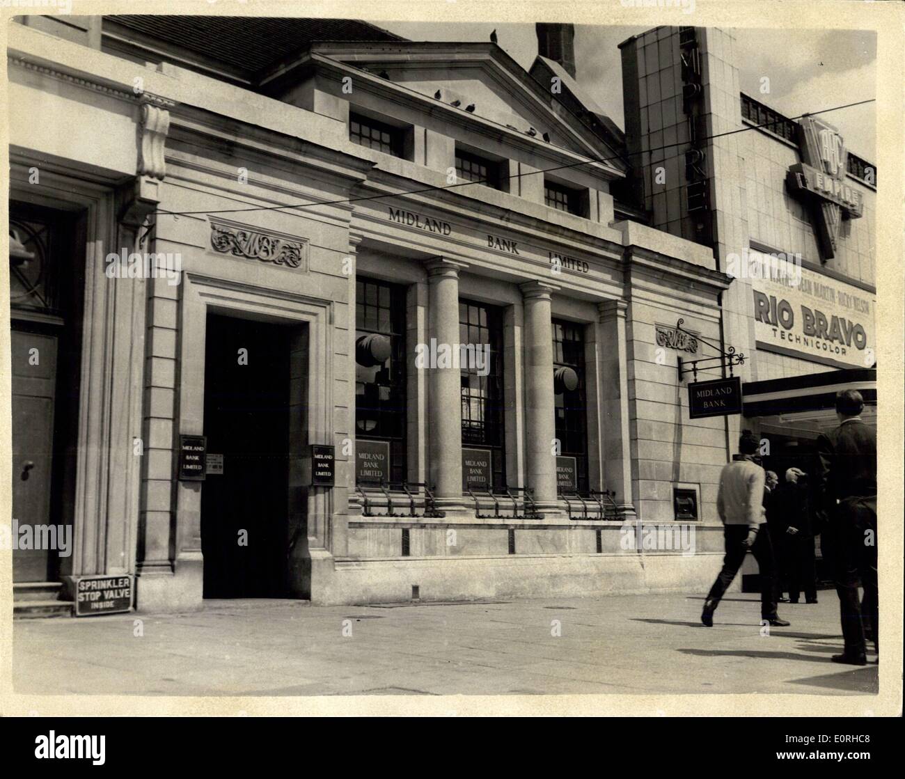 27. Juli 1959 - Ende 20.000 von der Midland Bank in Mile Road, Stepney. Die Diebe hinterließ Tausende von Poundsworth von Silber in Säcken in den Tresorraum gestapelt, und sie werden gedacht, um in der Bank für den Großteil der Woche-Ende gewesen. Foto zeigt eine Ansicht der Midland Bank in Mile End Road, wo über das Wochenende der Raub begangen wurde. Stockfoto