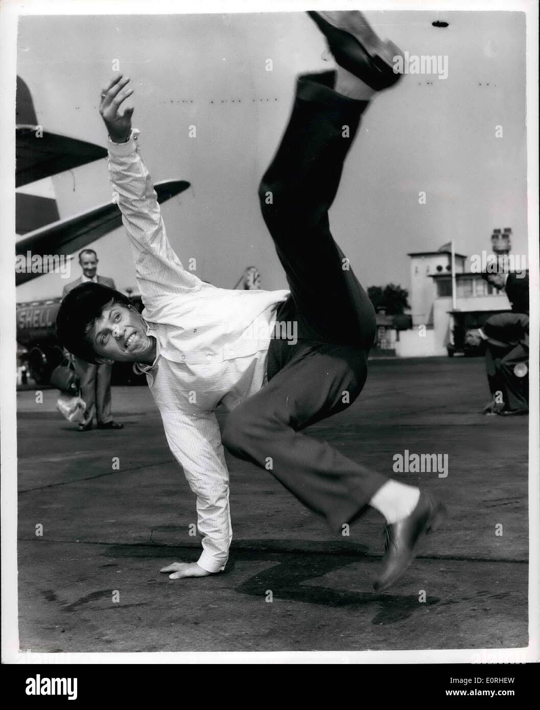 8. August 1959 - Tommy Steele Renditen aus Moskau: Tommy Steele, der besucht hat das erste Filmfestival in Moskau, heute wieder in London am Flughafen angekommen. Foto zeigt: - Tommy Steele führt einen russischen Tanz, zum Wohle der Presse - bei seiner Ankunft auf dem Flughafen London heute. Stockfoto