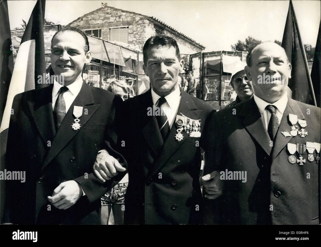 8. August 1959 - schmückt Rayon (der berühmte Lacaze Fall) zwei Kollegen Widerstandskämpfer: Kommandant Rayon, einer der Hauptfiguren Stockfoto