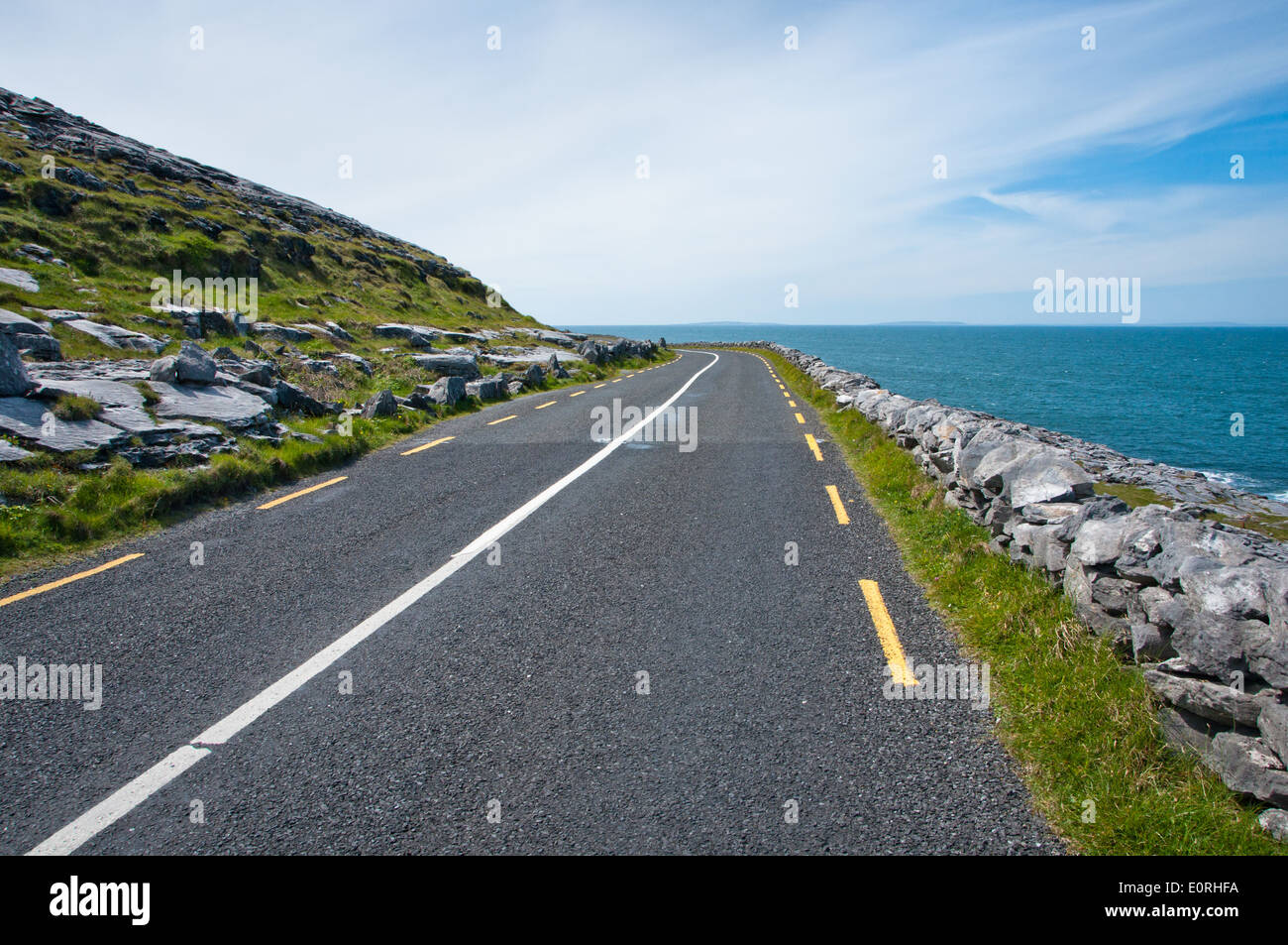 Blauer Himmel und Meer entlang der Straße und Touring Route im County Clare Wilde Atlantik unterwegs an der Westküste von Irland Stockfoto