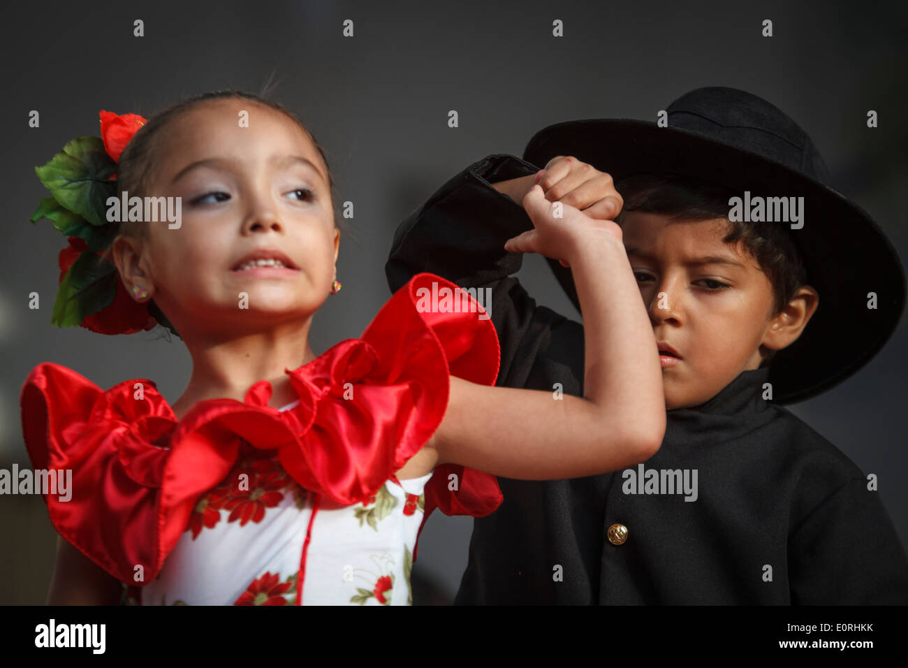 Folkloristische Tänze: Kinder tanzen Joropo. Stockfoto