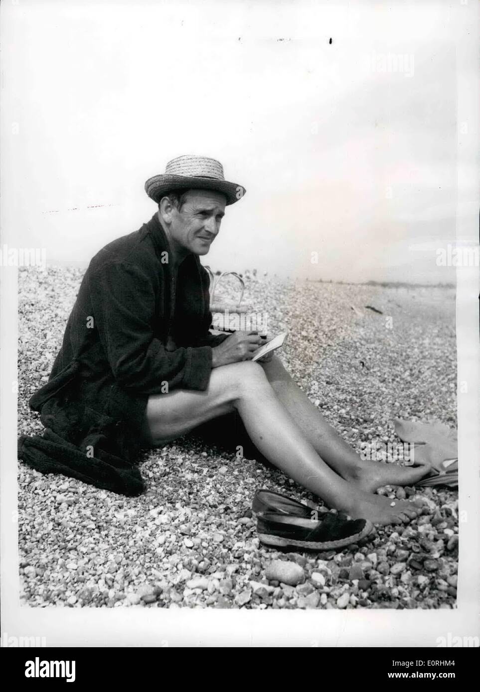 8. August 1959 - berühmte Künstler feiert seinen 56. Geburtstag mit einem erfrischenden Bad im Meer: Graham Sutherland, der berühmte Künstler feierte seinen 56. Geburtstag heute bei einem Bad im Meer in der Nähe von Bexhill Sussex, 35 Meilen von seinem Haus in Trotiscliffe in Kent Graham Sutherland hat viele berühmte Persönlichkeiten, darunter Sir Winston Churchill, Lord Beaverbrook, Somerset Maugham etc. gemalt. Foto zeigt, dass Graham Sutherland ein paar Skizzen macht beim Ausruhen am Strand von Bexhill, Sussex, heute. seinem 56. Geburtstag. Stockfoto