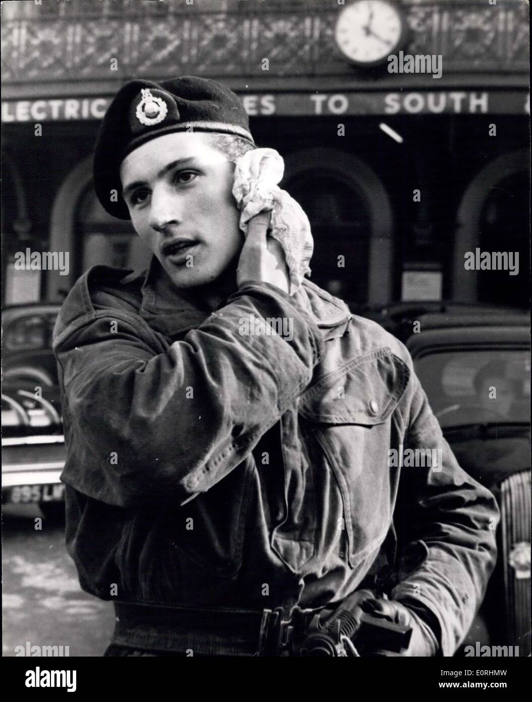 9. November 1959 - '' sagen es zu the Marines''. Er geht 110 Meilen in 36 Stunden. 30 min.: zwanzig vier Jahre alte Peter Degnan der Royal Marines - ging 100 Meilen von Pocle Dorset, Charing Cross, London in 36 Stunden 30 Minuten – damit den Rekord der amerikanischen Marine, 104,8 Meilen in 40 Stunden, 30 Minuten ging. Begleitet wurde er auf dem Weg von anderen Marines als Friedensstifter, gefolgt von einem LKW mit einem Arzt und zwei Köche. Das Foto zeigt Peter Degnan wischt sich den Schweiß am Ende seiner großen Spaziergang - am Charing Cross gestern. Stockfoto