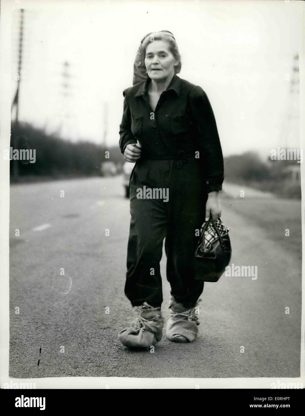 11. November 1959 - Dr. Moore behauptet sie eingerichtet '' Footslogging'' Datensatz.: Fifty - Six Jahre alte Dr. Barbara Moore des Frimley, Surrey - sie hat einen neuen 110 Meile März Rekord - schickte sie '' footslogged'' von Birmingham nach London in 27 1/2 Stunden - sie behauptete, sie mehr als 38 Meilen lief gestern behauptete. Sie ist die russische geborene Ehefrau von Bildhauer Harry Moore - und auf ihrer Reise trug sie ihr Haustier Schildkröte '' Fangio''. Beamte sind verwirrt, wie sie die letzten 18 Meilen bedeckt, ohne gesehen zu haben wurde durch Patrouillen ausgeschickt, um sie zu treffen. Foto zeigt mit ihren Füßen eingewickelt in Sackleinen - Dr Stockfoto