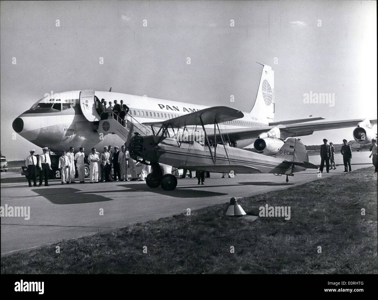 Sept. 09, 1959 - drei Jahrzehnte Geschichte der Luftfahrt: '' Stieglitz'' zeigen, Doppeldecker, Baujahr 1930, und das moderne Jet-Liner Boeing-707. Dieses attraktive Bild war zu sehen am Frankfurter Flughafen "Rhein-Main", wenn die 3900 m Landebahn - die längste in Europa - eröffnet wurde. Die Boeing 707 der PAA kamen eigens für diese Feier von Paris nach Frankfurt. Der Start war die Eröffnung des Jet-Liner-Service - ab 25. Oktober - zwischen Frankfurt und New York. Der Abstand zwischen diesen beiden Städten wird auf acht Flugstunden reduziert werden. Stockfoto