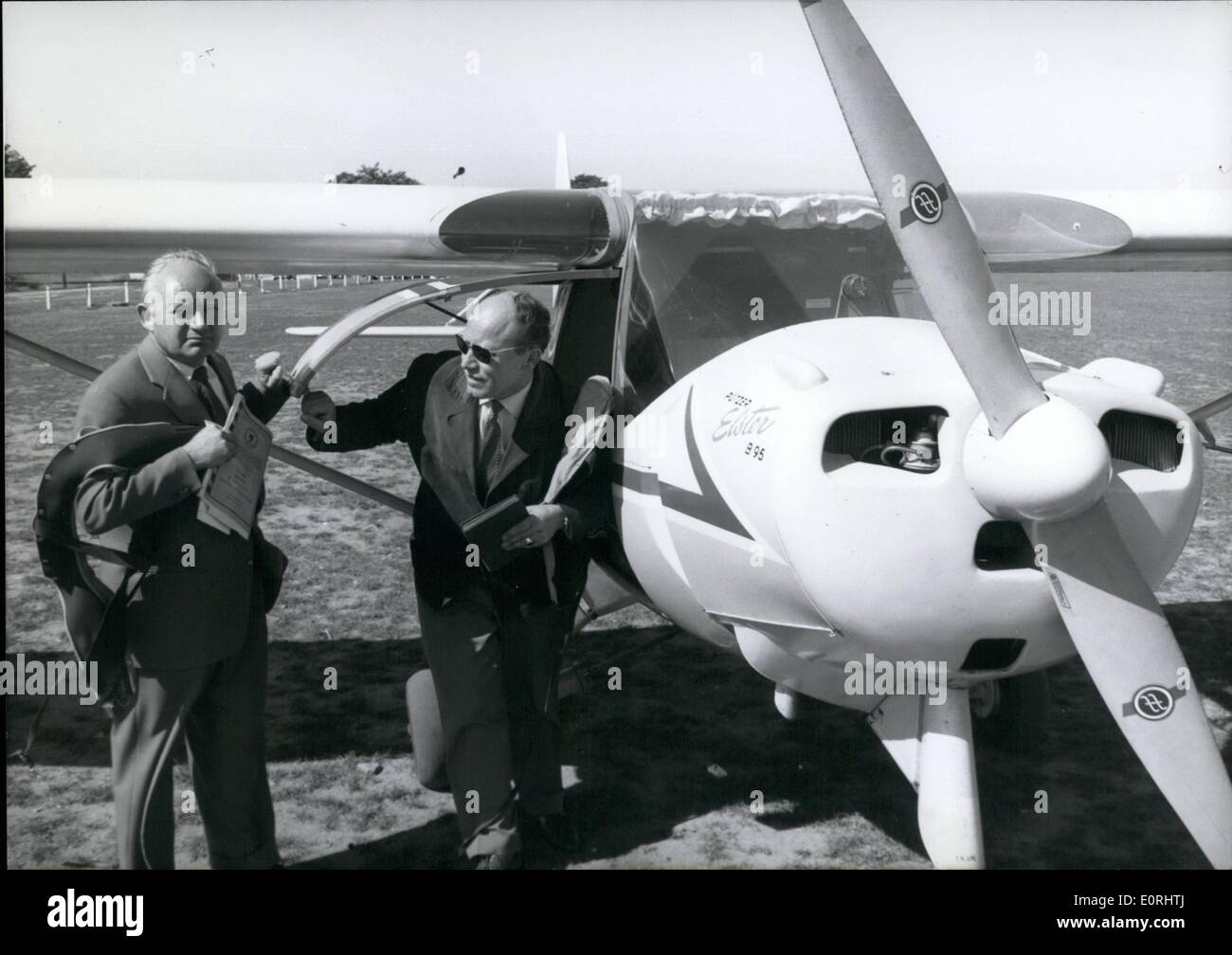 Sept. 09, 1959 - die beiden westdeutschen Luftwaffe Offiziere aus Bonn, Leutnant - Oberst Geyer (GEYER) (rechts) und Major Schmez (SCHMEZ) (links), die Gewinner bei den internationalen Europa-Flug vor einer Weile waren, beginnen am 7. September für die internationale Luft-Rallye. Sie flogen von Hangelar (HANGELAR) in der Nähe von Bonn nach Norwegen, um sicher zu sein von einer günstigen Lage in dem offiziellen Start am 8. September. 75 Flugzeuge an den Flug teilnehmen und sie gehen über mehrere Länder hinweg nach Baden-Baden. Ein großer internationalen Fliegeruhr-Ball statt findet hier am 11. September. Stockfoto