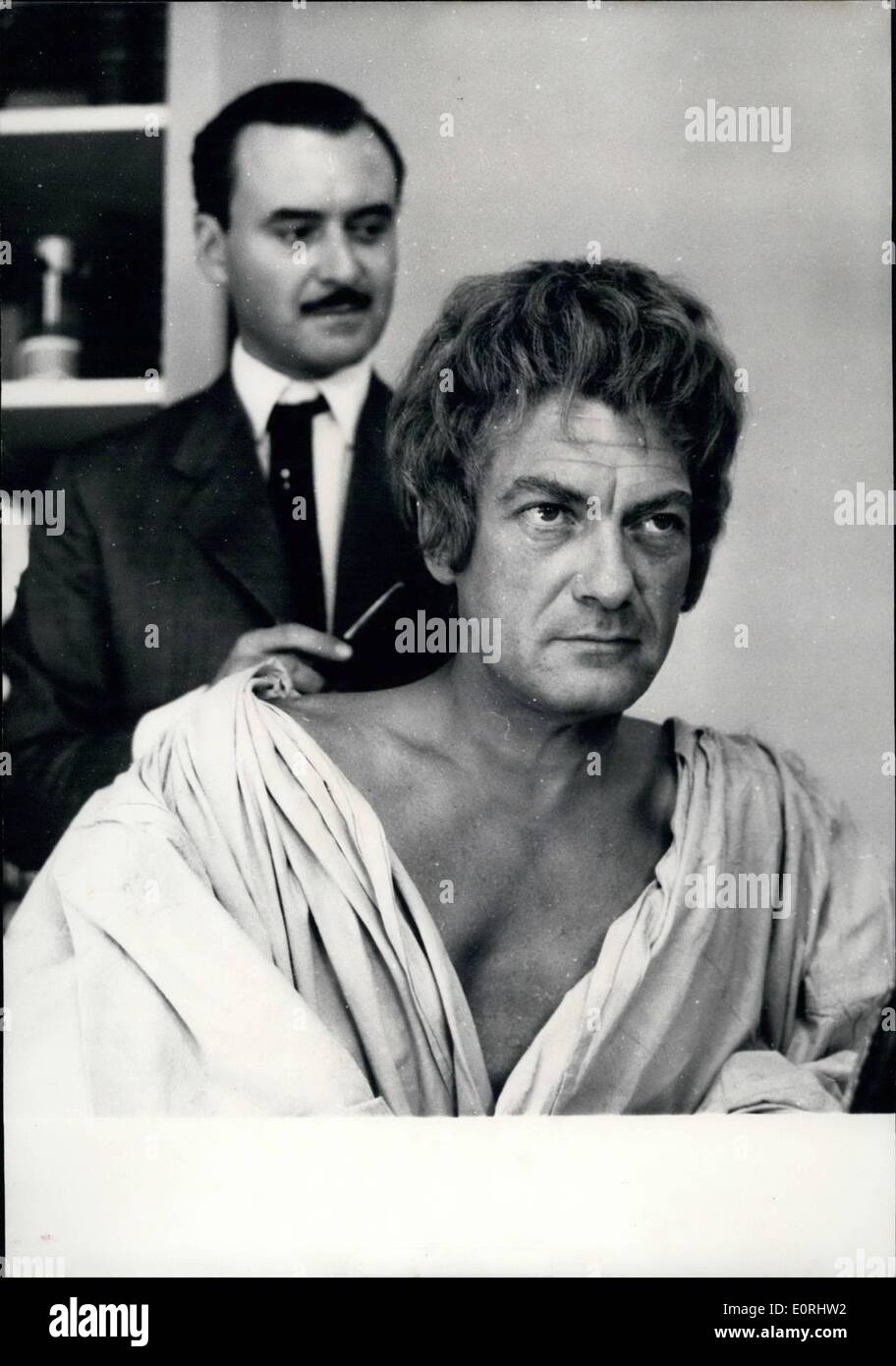 Sept. 09, 1959 - neue Perücke für König Ödipus (Jean Marais) Jean Marais, der berühmte französische Bildschirm-Schauspieler, der König Ödipus in Cocteaus neue Version von '' Orpheus'' zu imitieren versucht auf die Perücke, die er in seiner neuen Rolle tragen wird. OPS: Jean Marais versucht auf die neue Perücke von der berühmten Paris-Friseur Alexandre gemacht. Stockfoto