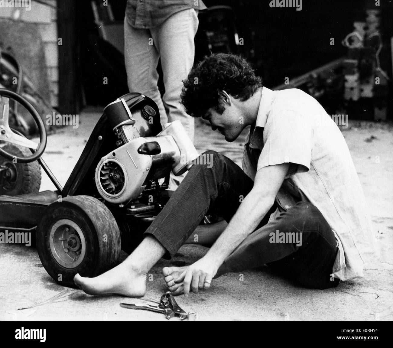 Monkee Micky Dolenz arbeitet an seinem go-kart Stockfoto