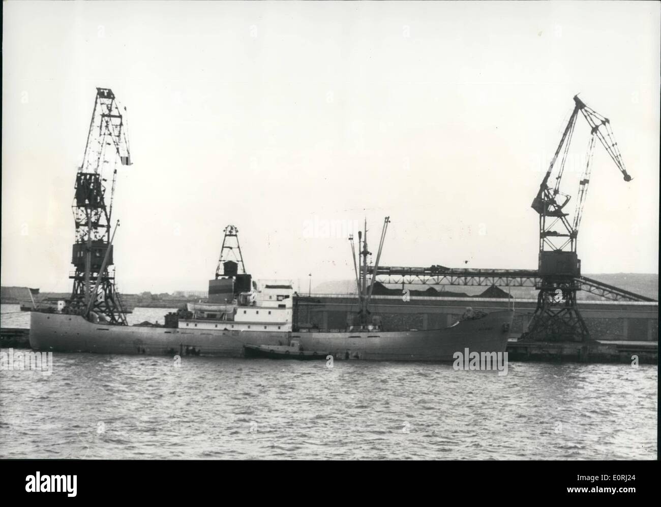 11. November 1959 - deutsche Frachter von französische Marine aufgehalten: Krieg Ausrüstung beschlagnahmt: '' Bilbao'' einen deutschen Cargo Schiff berichteten, Kriegsgerät zu tragen, wurde von der französischen Marine im Kanal aus Cherbourg gestern aufgehalten. Die '' Bilbao'', die aus Hamburg segelte war auf dem Weg nach Casablanca. Die '' Bilbao'' hielt im Hafen von Cherbourg. Stockfoto