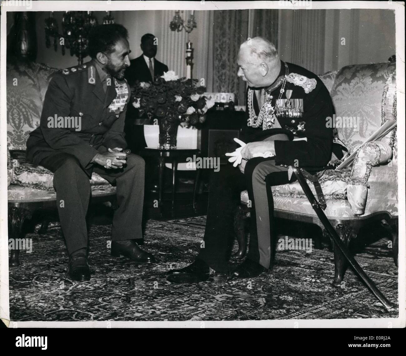 11. November 1959 - Herzog und die HERZOGIN von GLOUCESTER IN Äthiopien. Hoto zeigt:-The Duke of Gloucester spricht mit Kaiser Hai Stockfoto