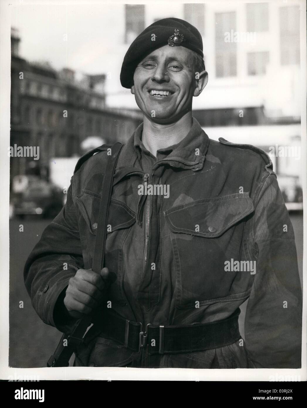 11. November 1959 - Royal Marine Commando hat gerade keinen neuen Marschrekord aufgestellt: Korporal Ronald Knight, 28 Jahre alt Royal Marine Commando aus Romford, Essex - Mitglied des Royal Marine Forces Volunteer Reserve, City of London Unit - kam an diesem Nachmittag Charing Cross Station am Ende seines Wochenend-Spaziergangs an. Er hatte unglücklicherweise aufgeben, nur südlich von Epping 10 Meilen kurz vor Startford wegen der Muskelmasse gezogen. Er versuchte, die Platte Lieut zu schlagen. Wayne B. Nicholl von der US Army, die 104 gelaufen ist. 8 Meilen in 40 und einer halben Stunde Stockfoto