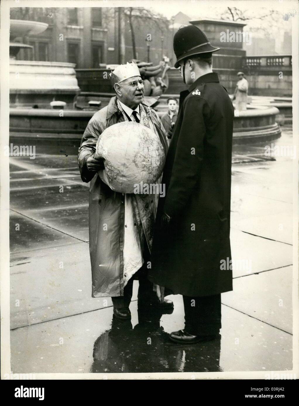 11. November 1959 - Self-Styled "König der Welt '' krönt sich"King of Asia"in London.: Bischof Homer A. Tomlinson, von New York, wer behauptet, er sei" König der Welt '', hinzugefügt, ganz Asien zu seinem '' Reich '', wenn er seine tragbare Thron in einem rosa Gewand gekleidet einrichten gestaltet von Sari und platziert eine gelbe, goldene Krone auf dem Kopf auf dem Trafalgar Square , London, heute. '' König '' Homer leitet eine amerikanische Sext, '' The Church of God", gegründet von seinem Vater in einer Log-Berghütte zurück in den 30er Jahren. Er sagt, dass seine Mission ist es, die Heldentaten des Friedens für alle Völker zu bringen Stockfoto