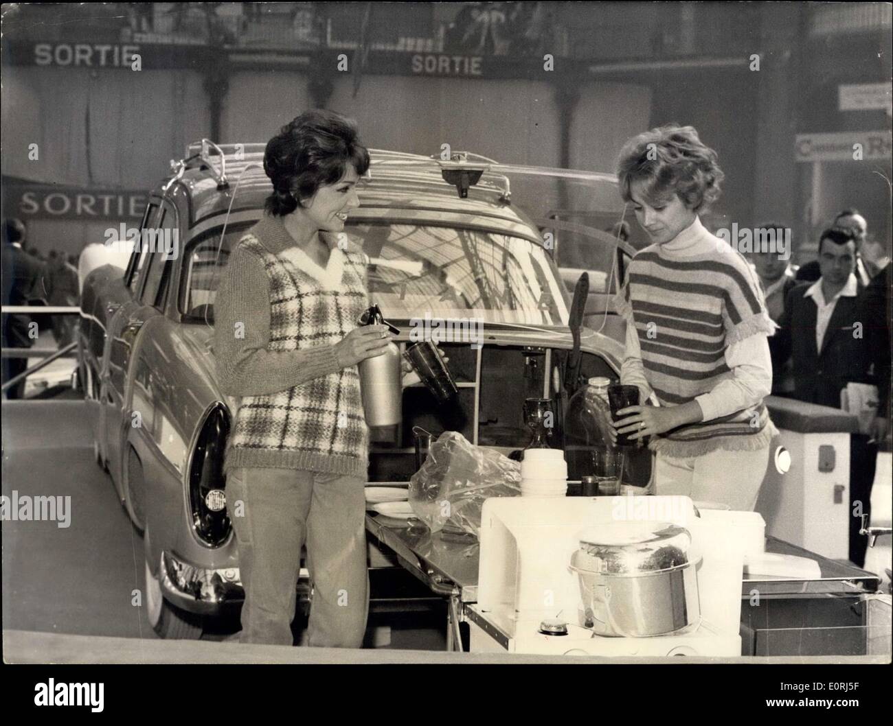 Sept. 30, 1959 - Motorshow Morgen öffnen: als Vorbereitung für die Eröffnung des jährlichen Motors zeigen die Simca präsentiert ihre Stockfoto