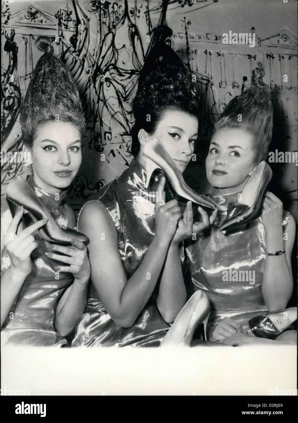 6. Oktober 1959 - präsentierten im Reich der Außerirdischen Erfahrungen Paris Schuhmacher Laure seine neue 1959 / 60 Herbst und Winter Kollektionen. Im Bild: Drei junge Frauen gekleidet wie Aliens von links nach rechts: '' Lunix'', '' Entdecker '' und '' Planet,'' drei Arten, von denen die Finesse, die leichte, die Eleganz und die Länge diese neue Linie namens '' Rocket kennzeichnen ''. (Hair by Jacques Desanges Stockfoto