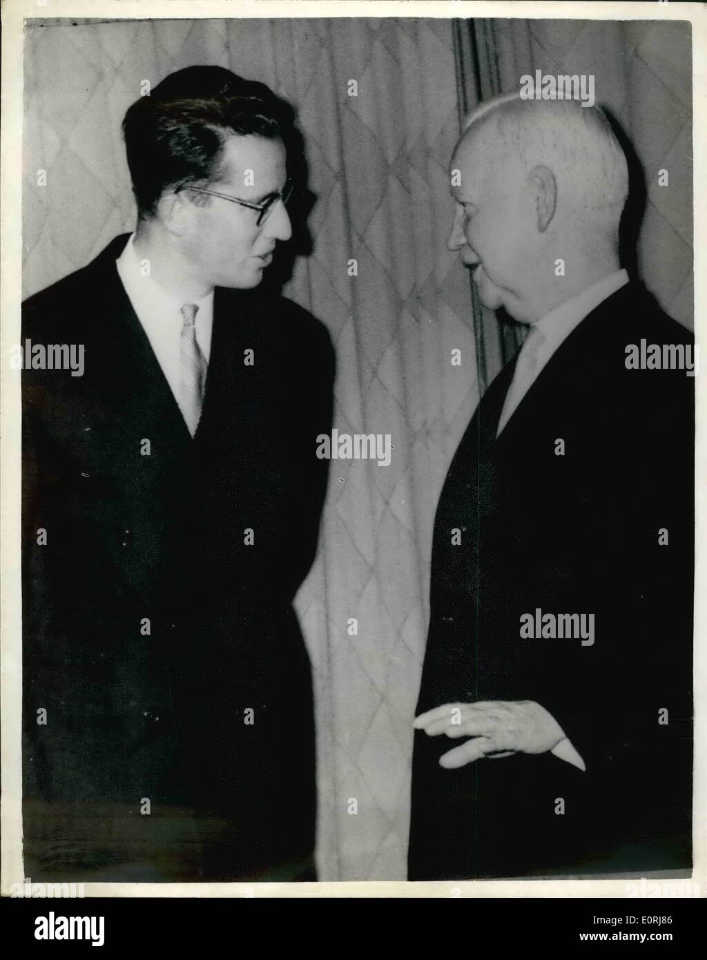 10. Oktober 1959 - trifft König Baudouin Präsident Lübke; Foto zeigt König Boudouin der Belgier, die in die Bundesrepublik Deutschland diese Woche zur dreitägigen Inspektion seiner Troope flog abgebildet für Tee von Präsident Lübke, an der Villa Hammerscmidt gestern begrüßt wird. Stockfoto