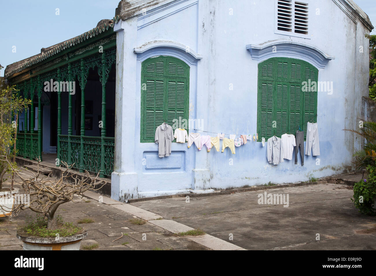 Kleidung hängen zum Trocknen auf der Wäscheleine in Hoi an ein Stockfoto