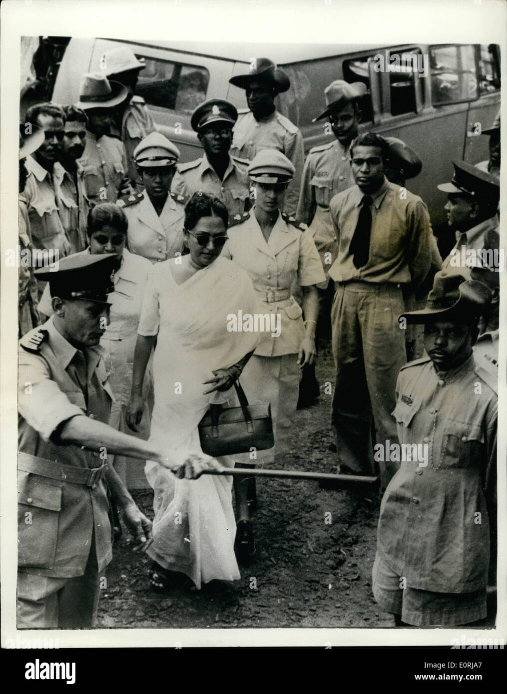 11. November 1959 - sieben Verschwörung zum Mord Ceylon Premier - die späten Soloman Bandaranaike angeklagt: sieben Personen - alle im Zusammenhang mit der Ceylon-Regierung angeklagt worden in Colombo mit Consracy der späten Premier Solomon Bandaranaike - Mord gestorben nachdem, die von einem Mann erschossen worden als buddhistischer Mönch am 25. September gekleidet. Einer der Angeklagten ist Frau Vimala Wijeywardena ehemalige Minister für lokale Regierung und Gehäuse. Keystone-Foto zeigt, dass Frau Wijeyawardena in Begleitung am Hof in Colombo ankommt, wenn die Gebühren erhoben werden. Stockfoto