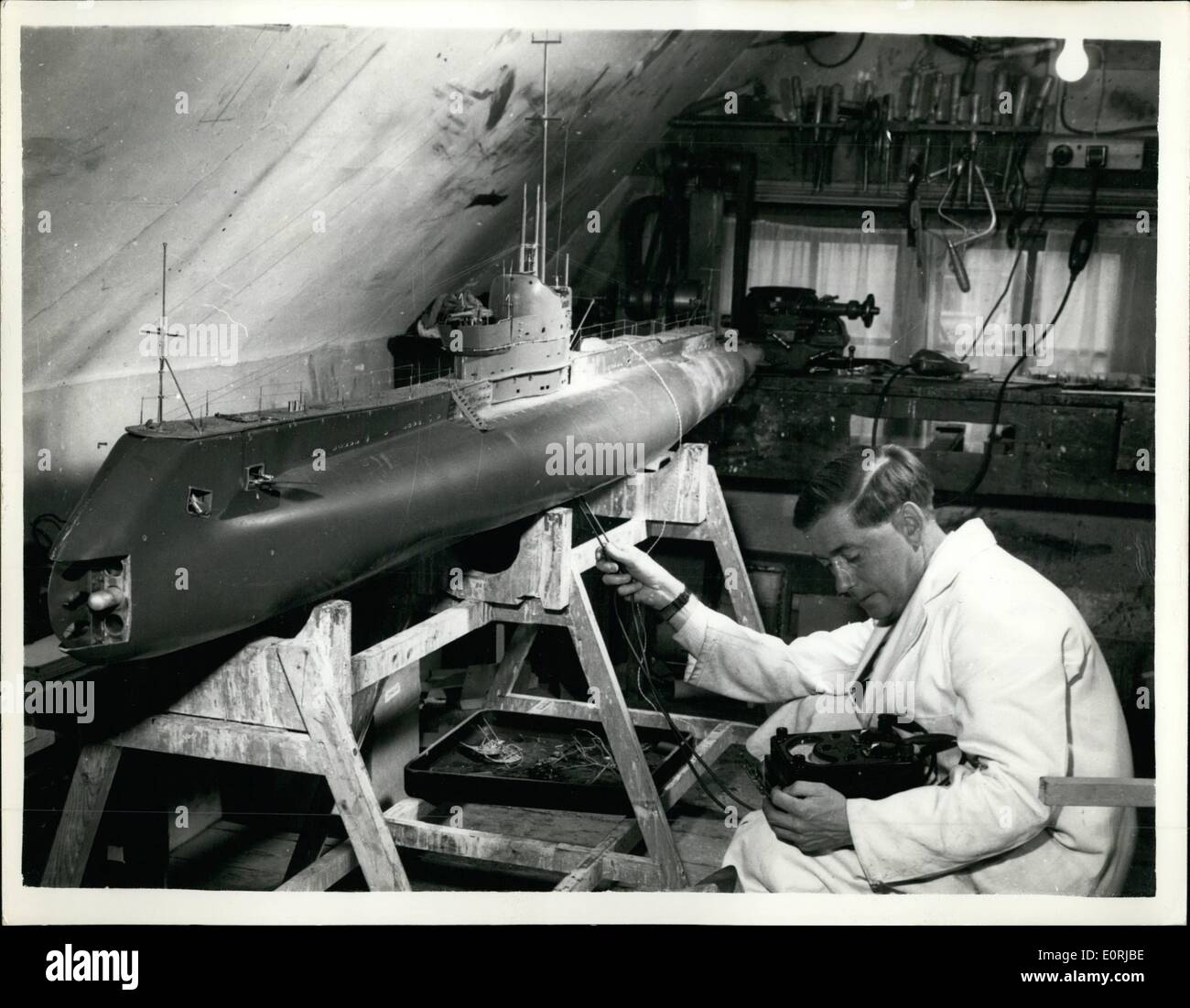 11. November 1959 - Fuß zehn arbeiten Modell eines u-Boot, gebaut in einem Schlafzimmer... Es wird tatsächlich echte Raketen Feuer. Ein zehn Fuß langes Modell eines u-Bootes wurde gebaut, in der Mansarde eine 38-jährige Ministerium für Versorgungsmaterial Arbeiter - Herr David Ashton von Sevenoaks, Kent, zu einem Preis von, 000... Den Namen '' Olympus'' es feuern Raketen und Torpedos während untergetaucht wird ferngesteuert - fähig sein wird. Das Modell wurde vor drei Jahren begonnen - wiegt 200 lbs und ist in der Lage, Tauchen 15 Fuß... Stockfoto