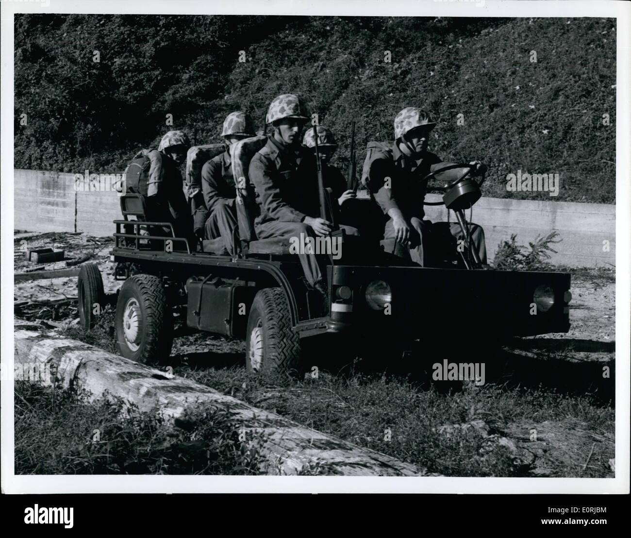 11. November 1959 - The Marine Corps Landung Kraft Entwicklungszentrum, Quantico, Virginia, bekannt als das '' Cabrio Maultier '' testen und bewerten eine neue 3/4 Tonne Fracht Mannschaftswagen. Gebaut von Willys Motors von Toledo, Ohio, ist das Fahrzeug komplett aus Aluminium mit Ausnahme seiner Haupt-Frame gebaut. Es tragen kann und oder zwei 3000 Pfund Laden von Geräten über unebenes Gelände. Das '' Cabrio Maultier '' ist auf Platz sechs einschließlich des Fahrers ausgestattet. Es soll auch in Kampfgebieten durch die vorliegende Art marine Corps Hubschrauber geflogen werden. Stockfoto