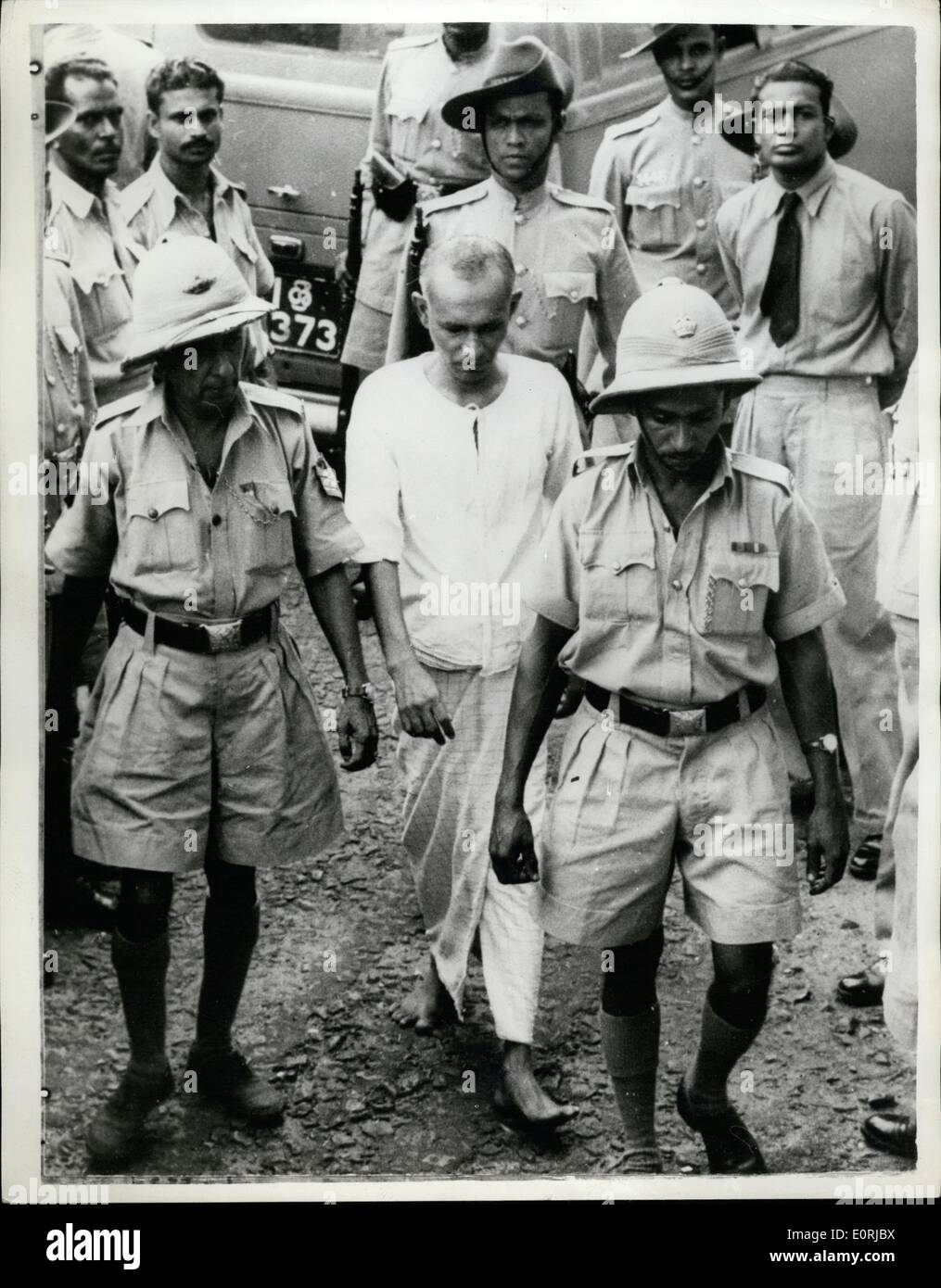 11. November 1959 - sieben aufgeladen mit Verschwörung zum Mord Ceylon Premier - die späten Soloman Bandranakie: "sieben Personen - haben alle im Zusammenhang mit der Ceylon-Regierung in Colombo mit Verschwörung zum späten Premiere Solomon Bandarankie - Mord gestorben nachdem, die von einem Mann erschossen worden als buddhistischer Mönch - am 25. September gekleidet angeklagt worden. Foto zeigt Fr. Talduwe Somarama Theron eine der sieben aufgelaufenen - am Hofe unter Eskorte - ankommt, wenn die Gebühren erhoben werden. Stockfoto