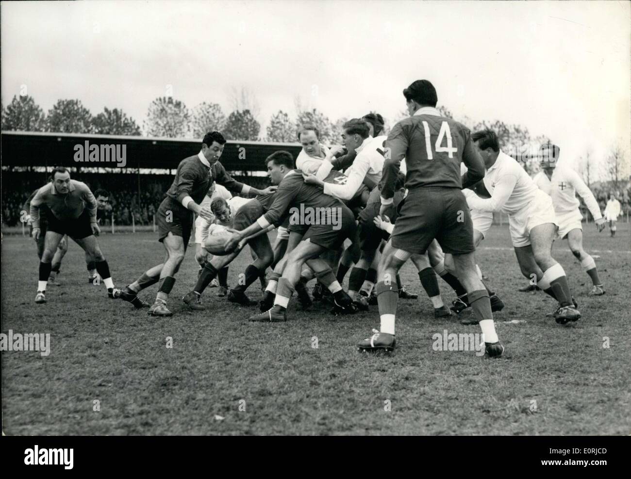 15. November 1959 - Rugby: London schlägt Paris 8-6: The London Rugby Team schlagen Paris um 05:52 am Charlety Stadion, Paris, heute. Das Foto zeigt einen Vorfall des Spiels. Stockfoto
