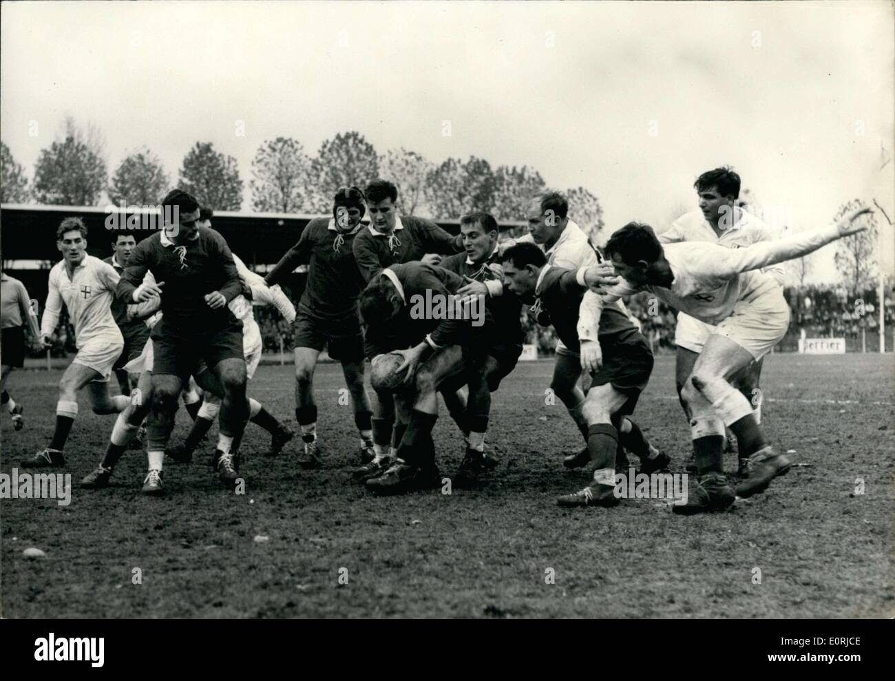 15. November 1959 - Rugby: London Beats Paris: 8-6: The London Rugby-Nationalmannschaft spielt in Paris um 05:52 am Charlety Stadiym Paris, heute. Das Foto zeigt ein Incident ins Spiel. Stockfoto