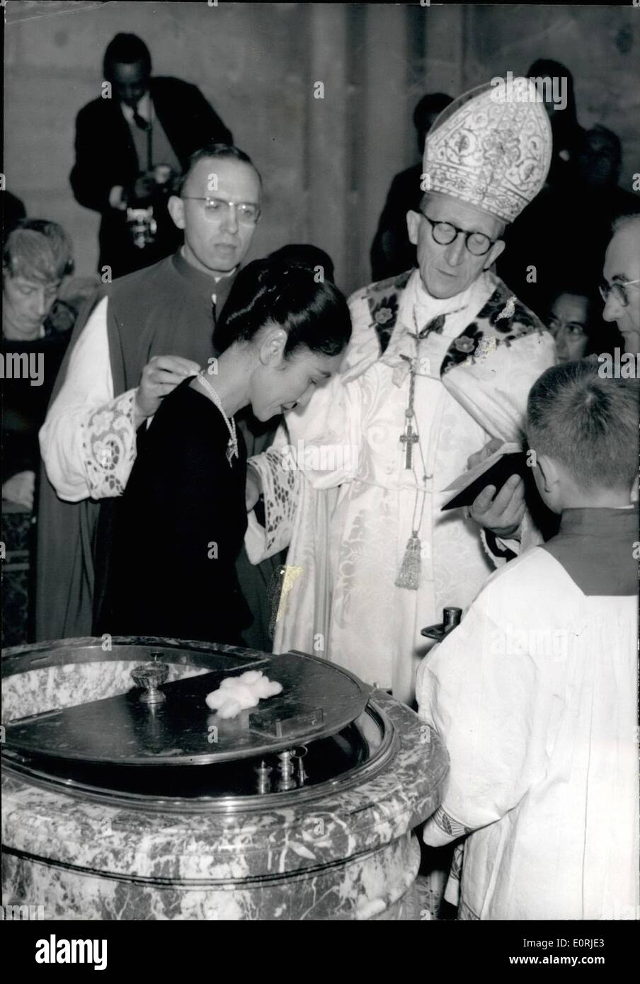 10. Oktober 1959 - Foujita und Frau konvertierte zum römisch-katholischen Glauben: 73-j hrige japanischer Maler Foujita und seine Frau Kimio Horlushi, beide Buddhisten wurden zum römisch-katholischen Glauben am Rehims Dom heute Morgen umgewandelt. Foto zeigt Kimio Horlushi, die Frau des Malers, während der Zeremonie. Stockfoto