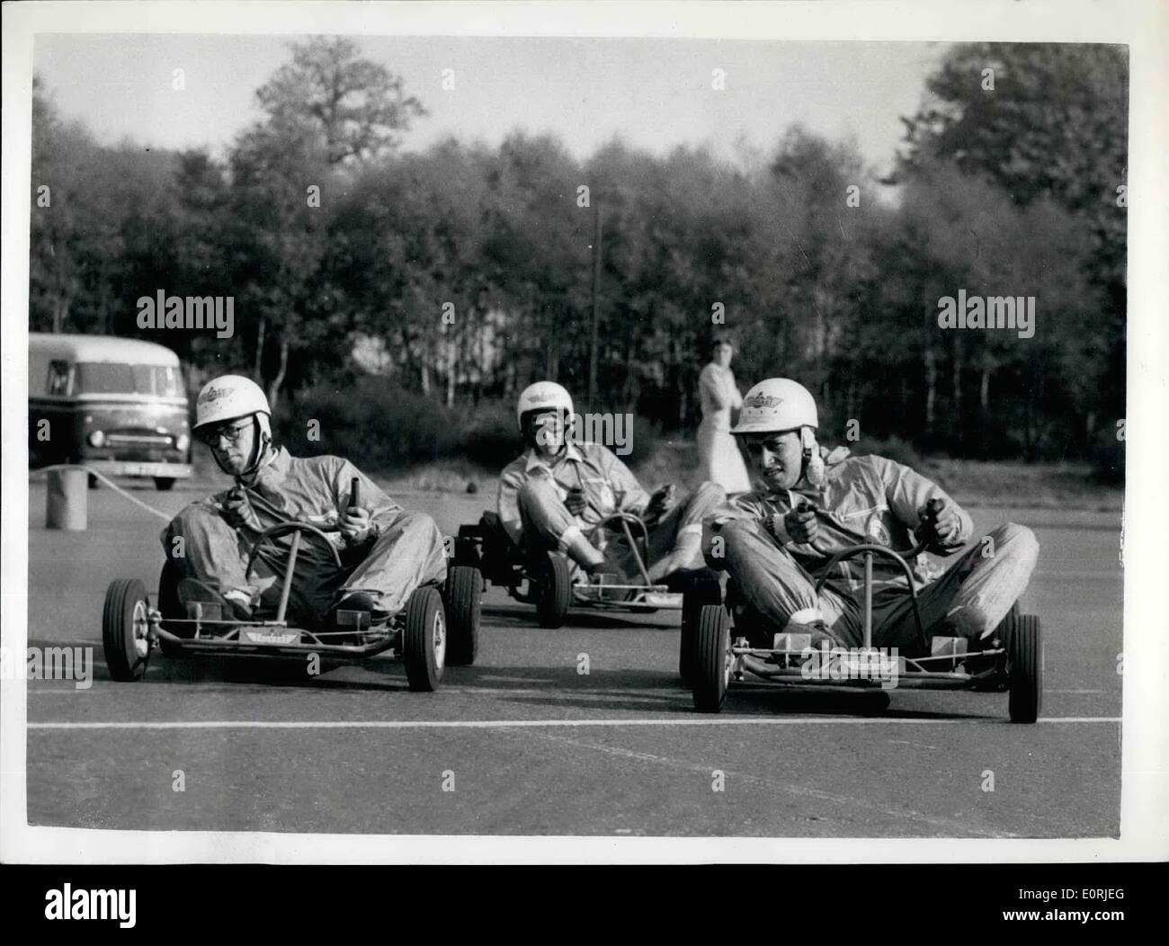 10. Okt. 1959 - Trokart Demonstration In Chertsey.. Miniatur-Motorrennen: Eine Demonstration wurde heute bei F.V.R.D.E. abgehalten (Fighting Vehicles Research, Establishment) in Chertsey, Surrey of Britain neueste Sport - Trokarting - Miniatur-Motorrennen mit Trokarts - gebaut von Trojan Ltd. Von Croydon. Die winzigen Fahrzeuge werden für Tiger Cub (85-10-od) Tiger (88-10-OD) und Trackmaster (104-18-OD) mit zwei Motoren verkauft. Stockfoto