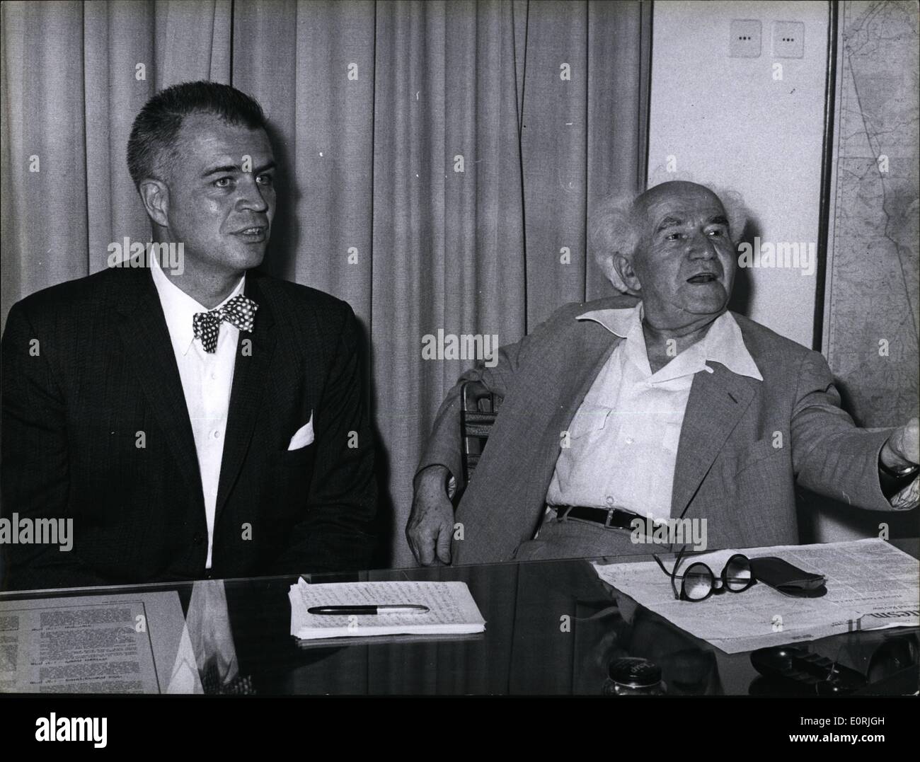 10. Oktober 1959 - traf Williams mit Premierminister David Ben-Gurion dessen offenen Hals Hemd so viel von einer Marke als Gouverneur es Fliege ist. Stockfoto