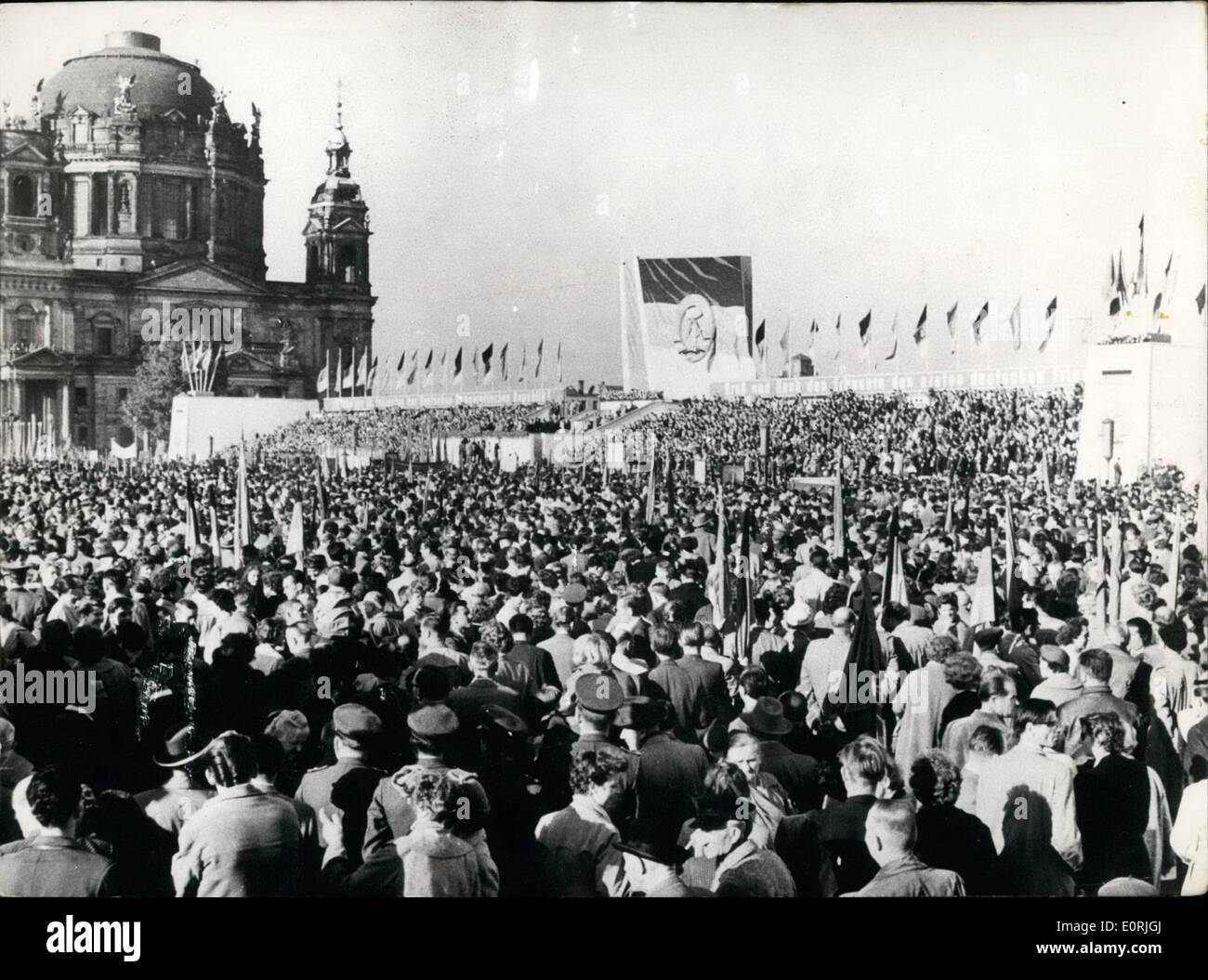 10. Oktober 1959 - 10. Jahrestag o die Gründung der Deutschen Demokratischen Republik: O Anlass des 10. Jahrestages der Gründung der der DDR-DDR, es wa statt am 7. Oktober 1959 in Ost-Berlin eine Großdemonstration in welche alle Prominenten der DDR-Behörden sowie Delegationen aus kommunistischen Ländern nahmen Teil. Stockfoto