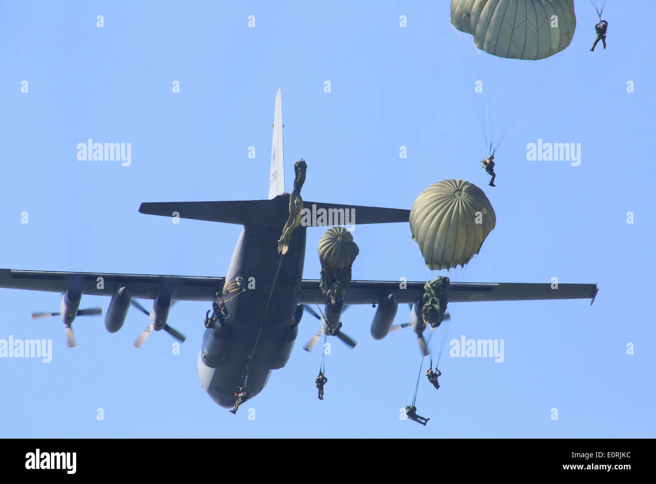 Etwa hundert deutsche Fallschirmjäger gelandet Montag, 19. Mai 2014 auf Deelen Flughafen in der Nähe von Arnheim in den Niederlanden, um den Flughafen auf den Feind zu erobern. Die deutschen Soldaten beteiligen sich an der NATO-Übung "Zuverlässiges Schwert", die diese Woche in den Provinzen Gelderland, Utrecht und Noord-Brabant, zusammen mit der niederländischen 11 Airmobile Brigade stattfindet (11 Luchtmobiele Brigade). Die Übung ist Teil des sogenannten NATO Response Force. Das Deutsch-Armee-Korps ist ein Teil davon. Im Januar 2015 müssen die Reaktionskräfte bereitgestellt werden. Insgesamt sind mehr als 2000 deutsche und niederländische Soldaten takin Stockfoto