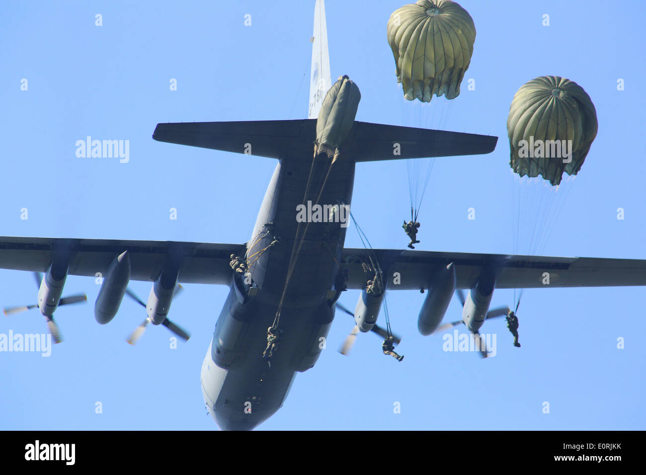 Etwa hundert deutsche Fallschirmjäger gelandet Montag, 19. Mai 2014 auf Deelen Flughafen in der Nähe von Arnheim in den Niederlanden, um den Flughafen auf den Feind zu erobern. Die deutschen Soldaten beteiligen sich an der NATO-Übung "Zuverlässiges Schwert", die diese Woche in den Provinzen Gelderland, Utrecht und Noord-Brabant, zusammen mit der niederländischen 11 Airmobile Brigade stattfindet (11 Luchtmobiele Brigade). Die Übung ist Teil des sogenannten NATO Response Force. Das Deutsch-Armee-Korps ist ein Teil davon. Im Januar 2015 müssen die Reaktionskräfte bereitgestellt werden. Insgesamt sind mehr als 2000 deutsche und niederländische Soldaten takin Stockfoto