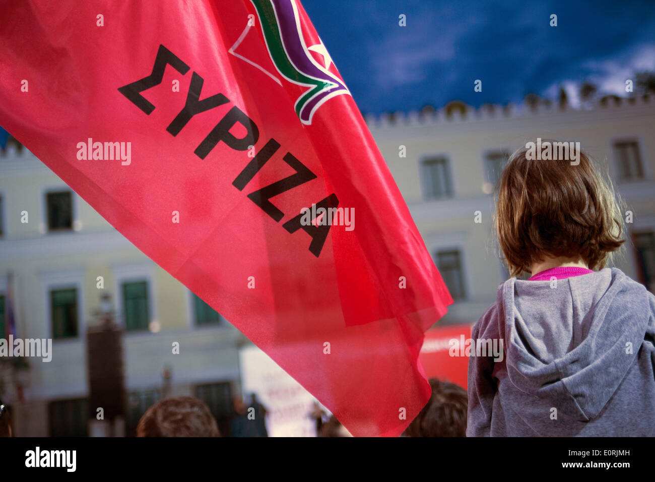 Wahlkampf der Anwärter für Bürgermeister von Athen. Kind und Syriza Flagge während der Kampagne. 16.05.2014 Stockfoto