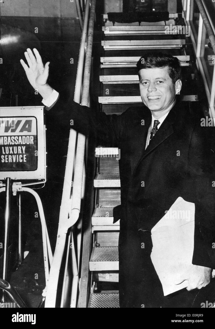 Präsident John F. Kennedy "Wellenlinien" beim boarding Flugzeug Stockfoto