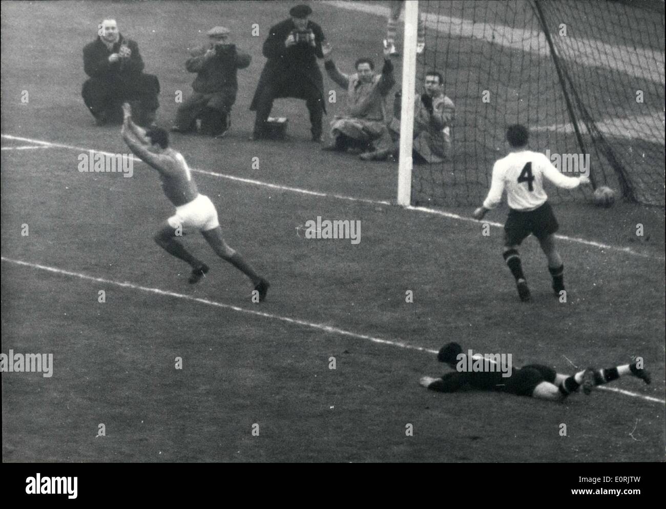 12. Dezember 1959 - schlug Frankreich schlägt Österreich 5-2 In Paris Frankreich Österreich um 01:55 W. Colombes Stadion in Paris am Sonntag. OPS: Franzose Fontaine erzielt das erste Tor für Frankreich. Stockfoto