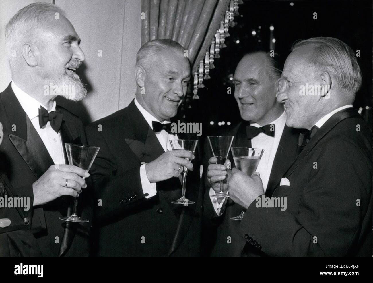 10. Oktober 1959 - feierte 100-Jahr-Festival in München in eine tolle Leistung von "Cosi Fan Tutte", auf Oct.8th eines der erfolgreichsten Keramik Unternehmen Deutschlands seinen 100. Geburtstag in München Cuvillies-Theater. Bayerischer Staatsminister der Finanzen Dr. Rudolf Eberhard in seiner Rede erinnerte daran, dass der AGROB mit Spenden geholfen, wieder der Bayerischen Staatsoper aufzubauen. Daher wurde die '' Geburtstag '' dieser Firma,, neben der bayerische Arbeit, Niederlassung arbeiten in Spanien, Belgien und Kanada hat, in der schönsten Rokoko-Theater Deutschlands gefeiert. o.p.s Stockfoto