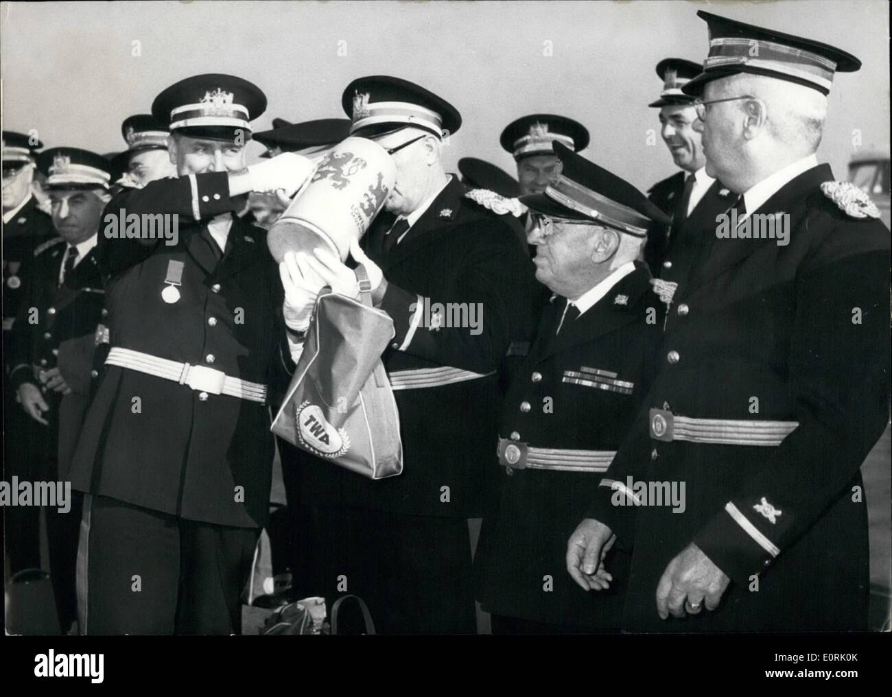 10. Oktober 1959 - Ankunft der '' alten und Honorable Artillery Company'' von Boston, Massachusetts München-Riem-Flughafen: über 200 Mitglieder der Gruppe wurden mit großen Becher Bier. Kapitän Thomas P. Dillon präsentiert den Soldaten einen '' Becher ''. Stockfoto