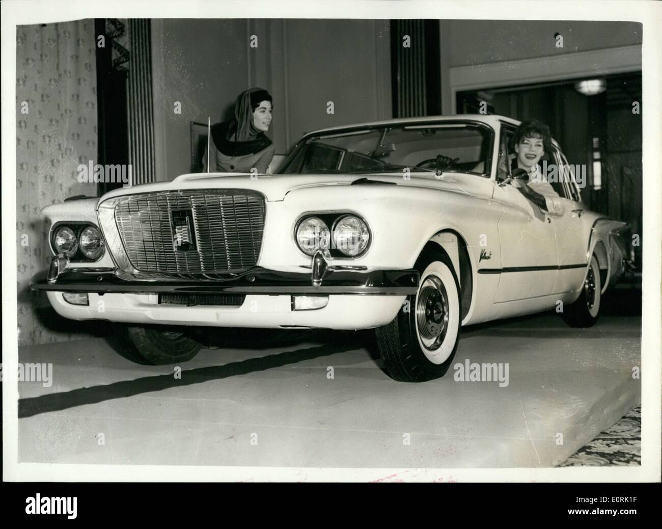10. Oktober 1959 - Press Preview Of The Chrysler Valiant: A-Presse-Preview erhielt im Mai Messe Hotel heute des neuen Chrysler kompakten Familienautos, die Henne, die auf der Motor Show vom Montag, 26. Oktober gezeigt wird. Angetrieben durch ein neues, ein 2,8-Liter-Sechszylinder-Reihenmotor c.h.v. Motor in einem Winkel von 30 Grad, dem Auto eine niedrigere Zentrum der Schwerkraft geben montiert, die Valiant bietet Platz für 6 Erwachsene bequem. Es ist in der Lage von 100 mph und Kreuzfahrten mit Benzinverbrauch bei etwa 25 m.p.g. zeigt Foto Blick auf die neuen Chrysler Valiant - bei der heutigen Pressekonferenz noch eine Vorschau. Stockfoto