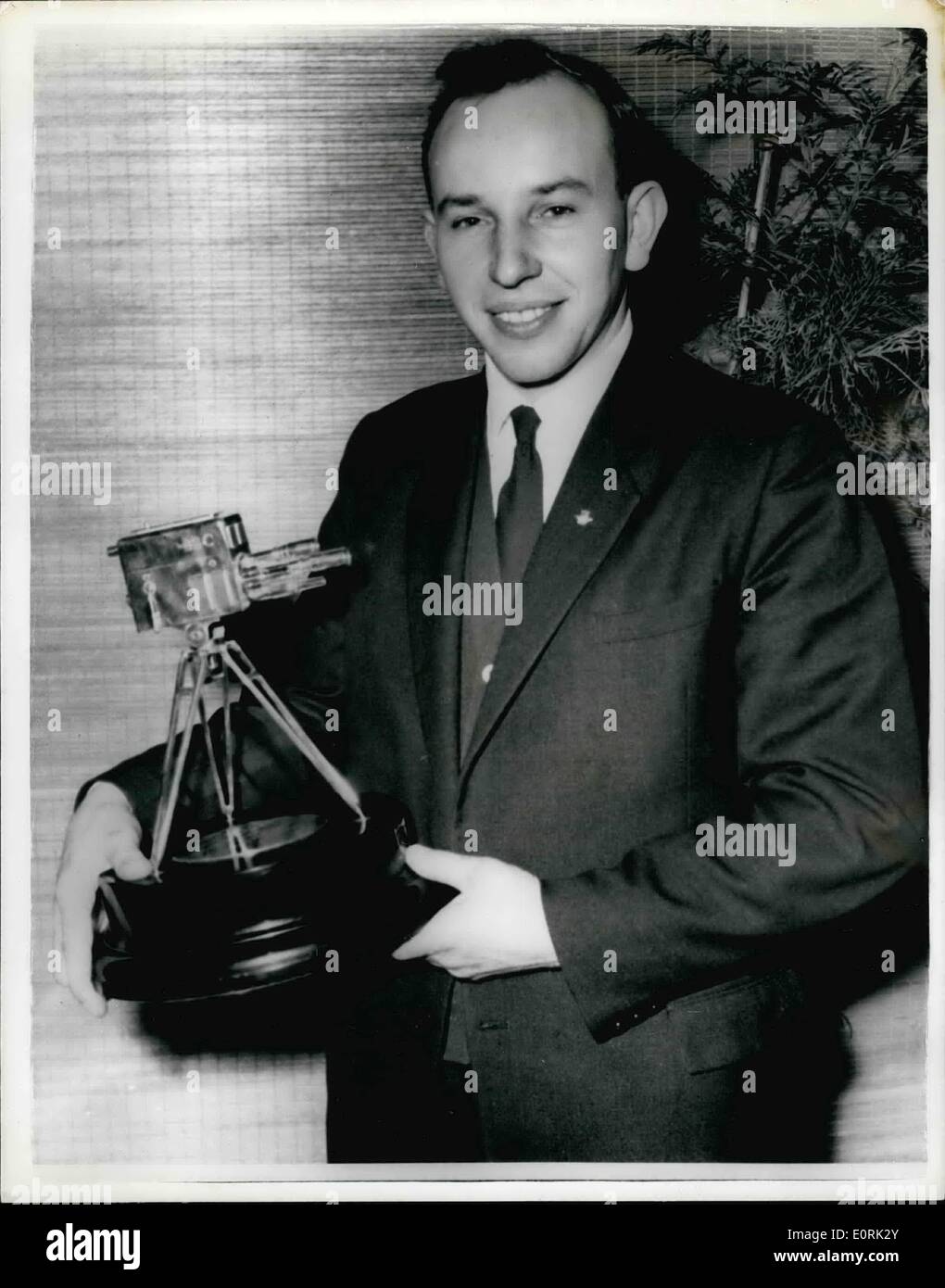 12. Dezember 1959 - John Surtees wird als TV-Sportler des Jahres gewählt: John Surtees, der schnellste Mann der Welt auf einem Motorrad, wurde gestern Abend gewählt, um Sportpersönlichkeit des Jahres 1959 von B.B.C. Television's Sportsview Surtees, Motor-Rad-Weltmeister für das zweite Jahr in Folge, wurde mit der Trophäe eine Miniatur-Fernsehkamera von Sir John Hunt, der Everest Ruhm vorgestellt. Foto zeigt John Surtees den schnellsten Mann der Welt ein Motorrad im Bild mit seiner Trophäe nach der Vorstellung gestern Abend. Stockfoto