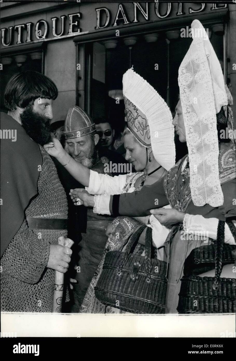 10. Oktober 1959 - Dänische Wikinger in Paris eine Ausstellung mit dem Titel '' die Wikinger und ihre Vorfahren '' jetzt im dänischen Haus in Paris stattfindet. Foto zeigt Mädchen aus der Normandie, der Bär eines der Wikinger zu bewundern. Stockfoto