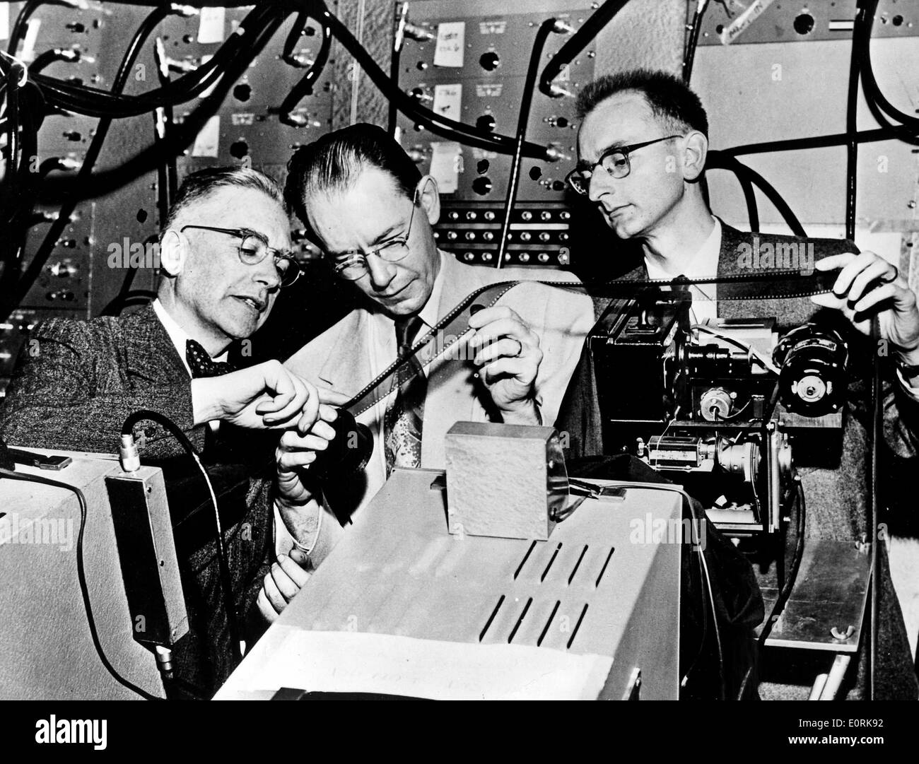 Owen Chamberlain und Emilio Serge im Labor Stockfoto