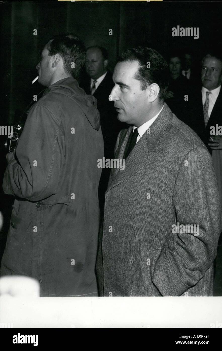 30. Oktober 1959 - war es A '' Frame-up '' Prüfung Magistrat untersucht The Mitterand-Pesquet Case: M. Francois Mitterand, ehemaligen Kabinettsminister, Pesquet und Dahuron wurden durch den Untersuchungsrichter Bbraunschweig für heute eine neue Kreuzverhör bei Paris Gericht vorgeladen. M. Mitterand, ein prominenter linker Politiker hat in Gebühren beteiligt und gegen Gebühren mit Maschinengewehr Angriff gegen sich selbst, die er angeblich mit ehemaligen französischen Stellvertreter Robert Pesquet eingerichtet haben, Foto zeigt M Stockfoto